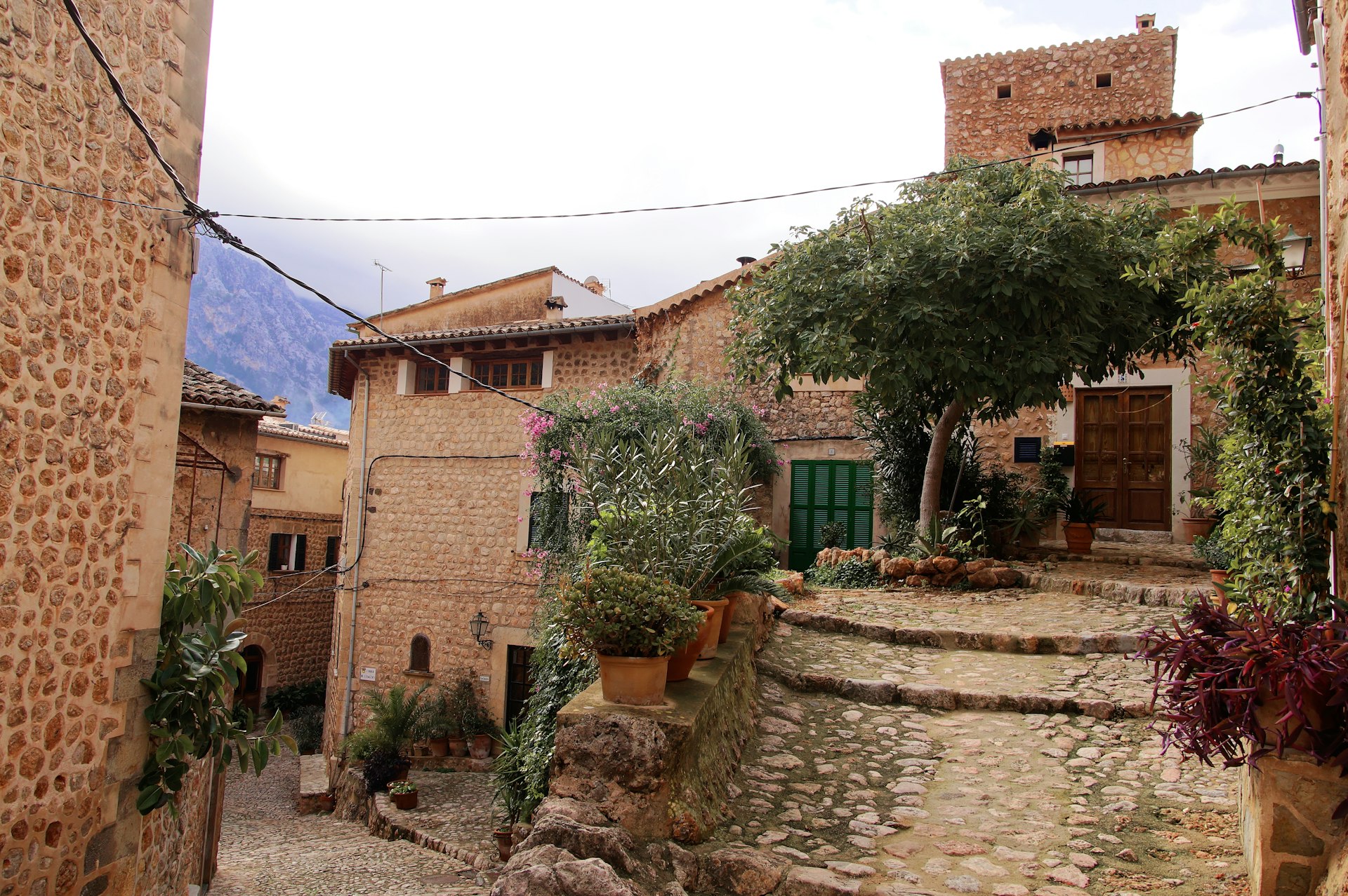 Kopfsteinpflaster in einem mallorquinischen Dorf