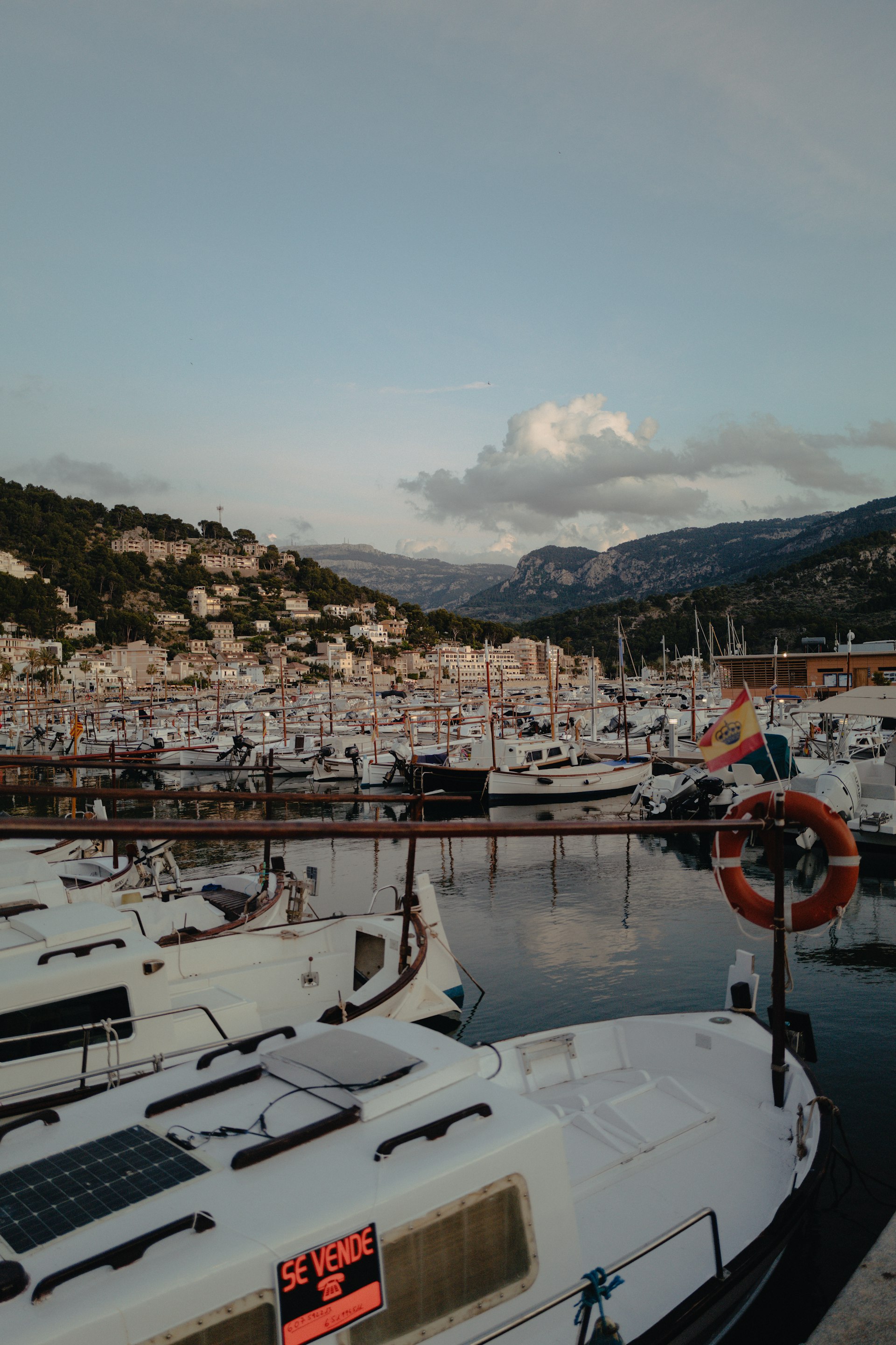 Port de Sóller mit Booten und Tramuntana-Bergen