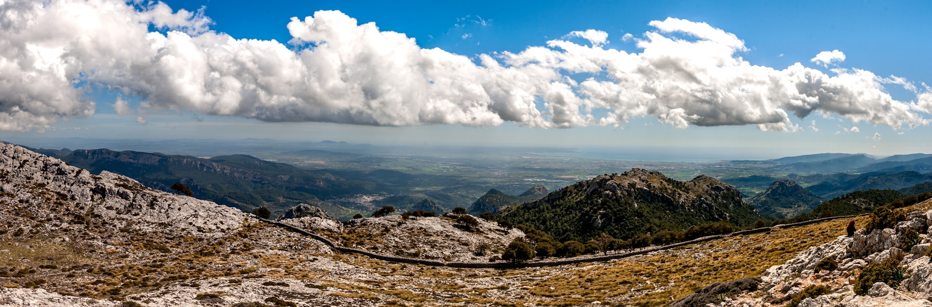 Bergrücken der Serra de Tramuntana mit ziehenden Wolken