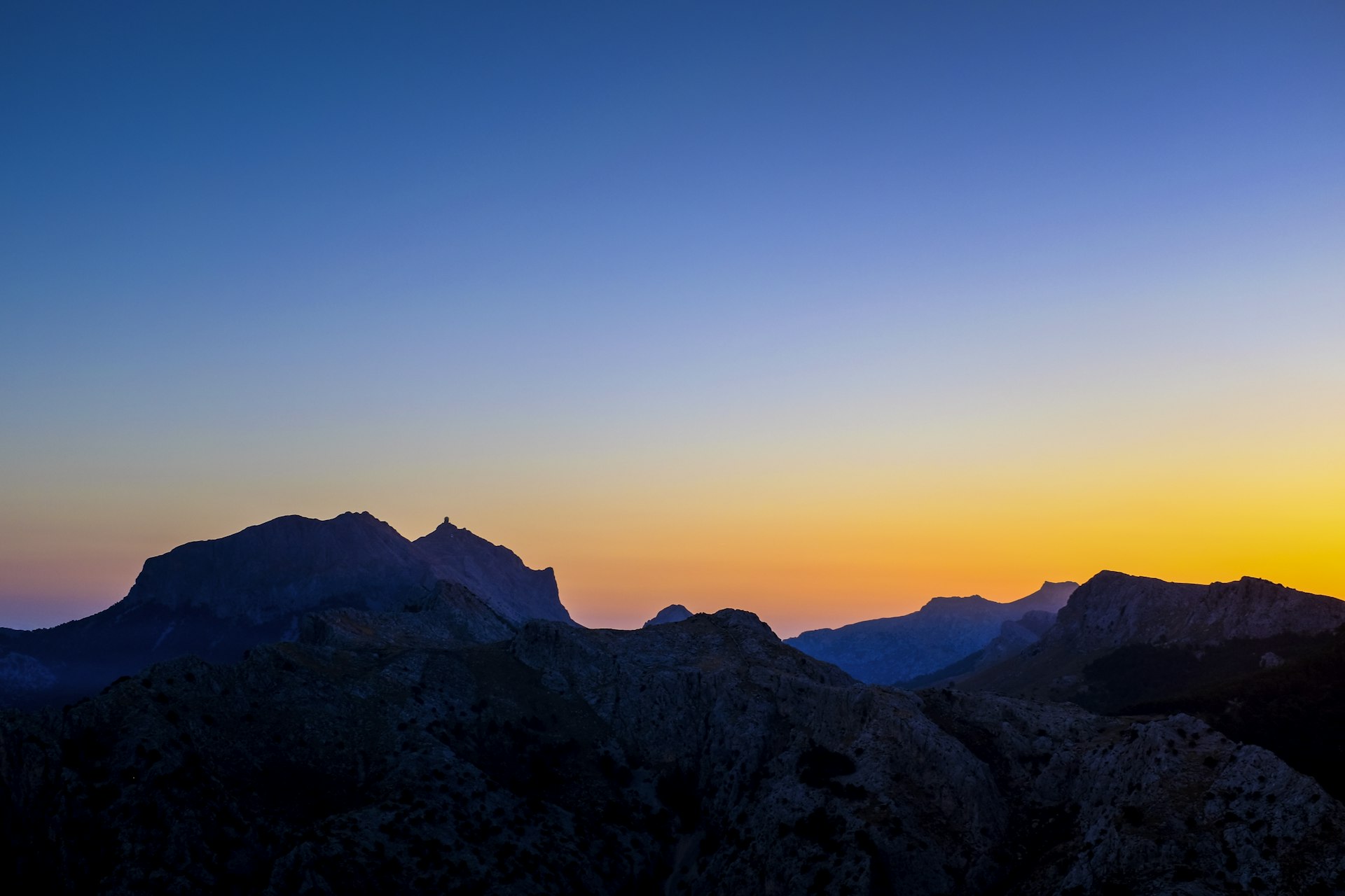 Berg-Silhouette der Serra de Tramuntana am Abend